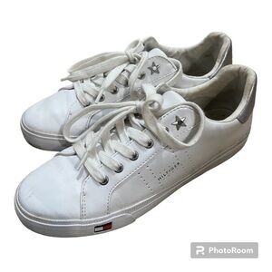 TOMMY Hilfiger white athletic sports tennis shoes, size 8 1/2, lace up, silver.